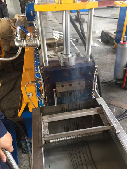 康發(fā)雙螺桿擠出機帶料試機