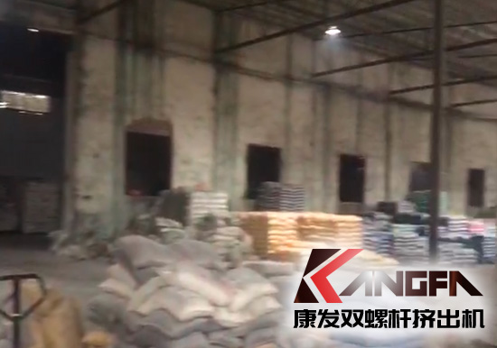 康發(fā)多年老客戶雙螺桿擠出機車間一角，有序生產，業(yè)務紅火！