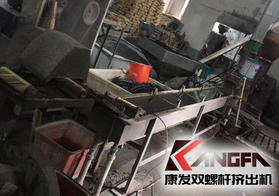 生產(chǎn)使用時(shí)間超十五年老設(shè)備sjsh系列雙螺桿擠出機(jī)完成了它的使命，正式走下舞臺(tái)