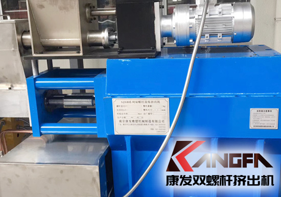目前業(yè)內(nèi)雙螺桿擠出機(jī)是由截面相同但加工時(shí)錯(cuò)開一定角度的一組塊組成。