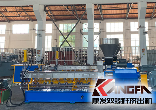 雙螺桿擠出機(jī)生產(chǎn)制造百分之三十長纖增強(qiáng)尼龍六熱膨脹系數(shù)與金屬材料相當(dāng)，在機(jī)械工程配件、汽車、航空、體育器材領(lǐng)域應(yīng)用更加廣泛。