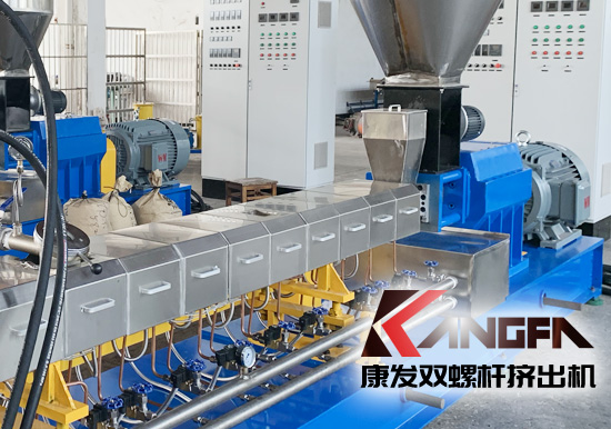 雙螺桿擠出機(jī)及擠出段螺棱表面金屬材料和機(jī)筒內(nèi)壁表面金屬之間的“接觸磨損”，我們也可以稱之為“匹配磨損”。相同金屬材質(zhì)之間的“接觸磨損”，在機(jī)筒和螺桿均采用滲氮鋼的材料制造，而且經(jīng)過(guò)相同的氮化處理工藝手段，其量化的“匹配磨損速率”顯然不容樂(lè)觀。