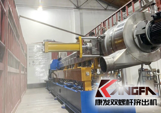 何為雙螺桿擠出機(jī)反應(yīng)擠出？反應(yīng)擠出是連續(xù)地將單體進(jìn)行聚合以及對現(xiàn)有聚合物進(jìn)行改性的工藝方法。是將傳統(tǒng)上分開操作的聚合物合成、改性及加工成型等聯(lián)合為一個整體工藝過程。