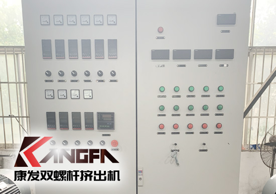 使用雙螺桿擠出機(jī)機(jī)械設(shè)備應(yīng)嚴(yán)格參照使用說(shuō)明書(shū)要求使用，務(wù)必切記電源等安全問(wèn)題，如果使用過(guò)程中還有其他問(wèn)題，歡迎隨時(shí)撥打康發(fā)雙螺桿擠出機(jī)廠家服務(wù)電話13905153410，謝謝！