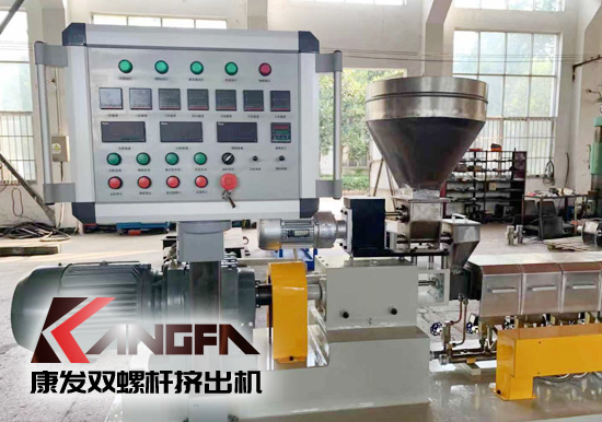 學(xué)校及實(shí)驗(yàn)室用康發(fā)20型雙螺桿擠出機(jī)。該機(jī)型適用于學(xué)校及企事業(yè)單位高分子聚合物合成，混煉，配方研發(fā)，擠出造粒，配合其他試驗(yàn)儀器一起使用！康發(fā)20型雙螺桿擠出機(jī)好用、實(shí)用、價(jià)又實(shí)！暢銷高校及企業(yè)試驗(yàn)室！