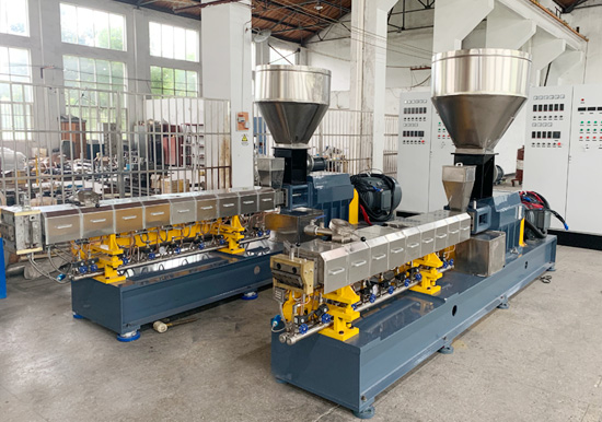 雙螺桿擠出機(jī)上下游：車用塑料向低成本、高強(qiáng)度、高沖擊性能、可回收及降解等復(fù)合材料及塑料合金方向發(fā)展