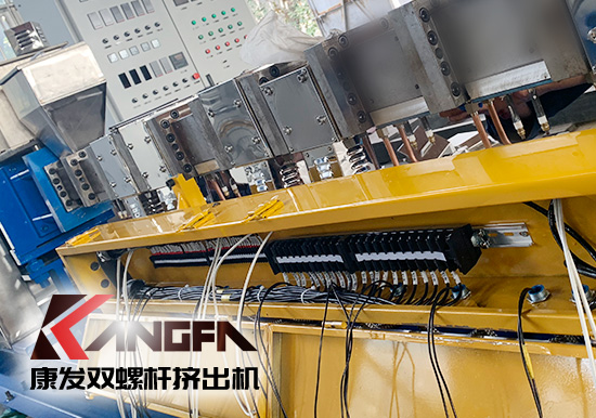 近日康發(fā)車間進(jìn)入緊張的設(shè)備調(diào)試階段,各崗位嚴(yán)陣待命,緊張作業(yè),確保質(zhì)量,一批次標(biāo)準(zhǔn)化全新雙螺桿擠出機(jī)設(shè)備正進(jìn)入緊密安裝調(diào)試階段,出廠在即、交付用戶!確保用戶早日正式投產(chǎn)!