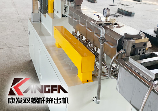 塑料廠實(shí)驗(yàn)室研究專用康發(fā)20型雙螺桿擠出造粒機(jī)組設(shè)備,機(jī)筒內(nèi)徑 20mm/長徑比 28-48/主電機(jī)功率 5.5kw/螺桿轉(zhuǎn)速 100rpm/參考產(chǎn)量 5-20kg/h。