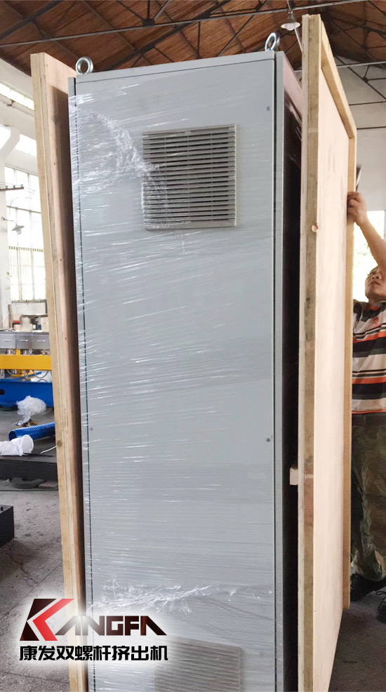 馬里共和國(guó)——西非內(nèi)陸國(guó)家！康發(fā)雙螺桿擠出機(jī)隨著我國(guó)實(shí)施“走出去”戰(zhàn)略的不斷深入發(fā)展，坐標(biāo)非洲馬里共和國(guó)——PET設(shè)備裝箱打包發(fā)出！