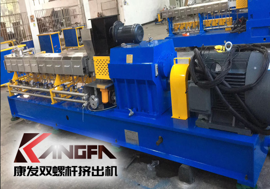 南京的秋天總是轉(zhuǎn)瞬即逝,轉(zhuǎn)眼寒冬來臨！南京康發(fā)雙螺桿擠出機與客戶成功合作的好消息頻頻不斷，經(jīng)過我司全體員工的辛勤努力，此次標(biāo)準(zhǔn)型雙螺桿擠出機設(shè)備生產(chǎn)項目按時保質(zhì)保量地完成了生產(chǎn)，并按照相關(guān)規(guī)定完成了裝車、實現(xiàn)了順利發(fā)貨。