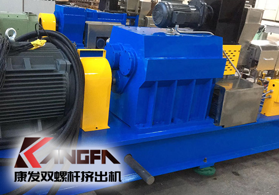 康發(fā)雙螺桿擠出機與客戶成功合作的好消息頻頻不斷！全廠員工按時保質(zhì)保量地完成了生產(chǎn)！