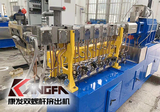 此雙螺桿擠出機組系列專為色母粒等物料而設計的,產(chǎn)量穩(wěn)定,機組連續(xù)性高。