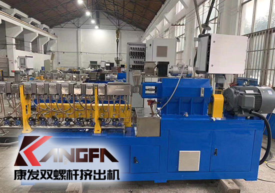 35型色母粒用內(nèi)置水路、真空系統(tǒng),PLC控制柜雙螺桿擠出機,質(zhì)檢部嚴格試機過程中