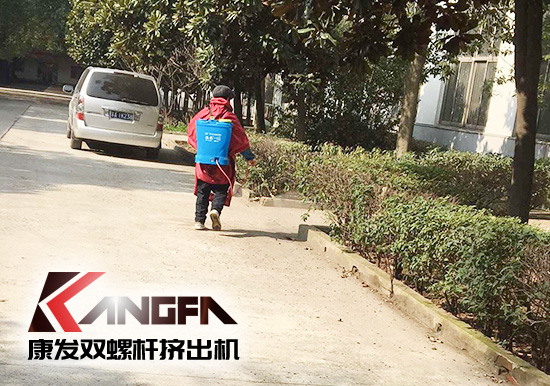 戰(zhàn)疫情、防風(fēng)險(xiǎn)、保安全！康發(fā)雙螺桿擠出機(jī)復(fù)工在即，全廠實(shí)現(xiàn)全方位消毒！