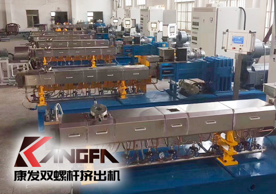 同向雙螺桿擠出機(jī)顯著的特點(diǎn)——螺桿及組合式機(jī)筒均基于“積木式”的組合設(shè)計(jì)。 