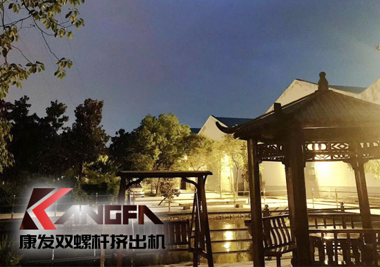 看華燈初上...一排排燈火通明車間，碧藍(lán)的鐵屑，炫目的電焊弧光，金屬的撞擊聲...原來的廠區(qū)的夜景是如此的美麗！