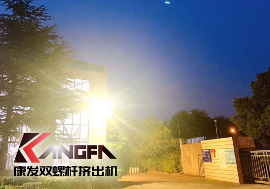 看華燈初上...一排排燈火通明車間，碧藍(lán)的鐵屑，炫目的電焊弧光，金屬的撞擊聲...原來的廠區(qū)的夜景是如此的美麗！