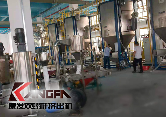 全過(guò)程自動(dòng)化雙螺桿擠出機(jī)生產(chǎn)線！機(jī)械手可以大幅減少工人、提升效率、拉低成本、提高產(chǎn)品品質(zhì)、提升工廠形象、安全性優(yōu)。