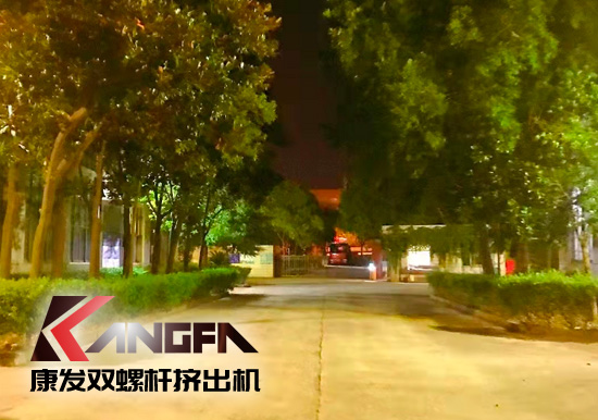 總裝車間：眾志成城齊奮戰(zhàn) 全力以赴保發(fā)貨 確保雙螺桿擠出機設(shè)備按期交付至顧客手中。