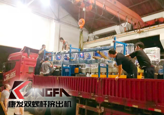 總裝車間：眾志成城齊奮戰(zhàn) 全力以赴保發(fā)貨 確保雙螺桿擠出機設(shè)備按期交付至顧客手中。