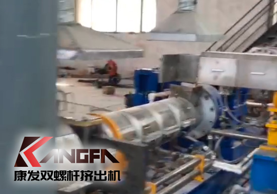 單、雙螺桿擠出機優(yōu)勢互補、高效率高產能!康發(fā)塑機JSH-75/180雙階式(雙螺桿/單螺桿)擠出機組試機!
