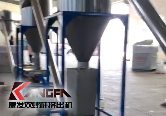 單、雙螺桿擠出機優(yōu)勢互補、高效率高產能!康發(fā)塑機JSH-75/180雙階式(雙螺桿/單螺桿)擠出機組試機!