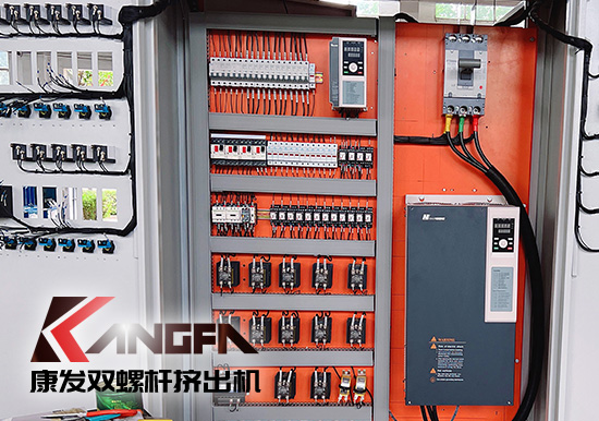 平行、錐形雙螺桿擠出機(jī)比較！顯著的不同是螺桿機(jī)筒的幾何形狀不同，從而引發(fā)出結(jié)構(gòu)和性能上的諸多差異，但各具優(yōu)勢(shì)