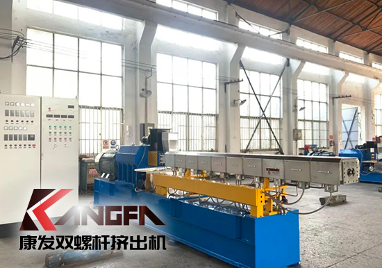 抗高溫戰(zhàn)酷暑，掀起生產(chǎn)熱潮——康發(fā)雙螺桿擠出機生產(chǎn)車間高溫“烤”驗不服“暑”