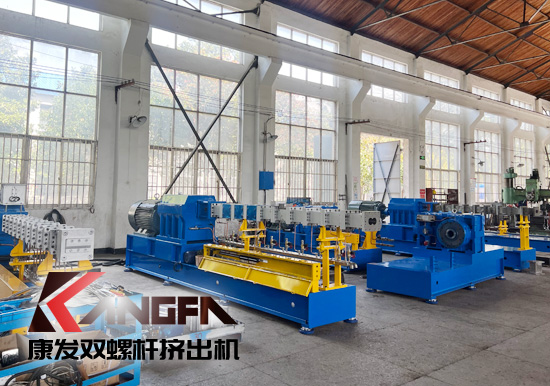 臨近年底，雙螺桿擠出機發(fā)貨忙,全力以赴為市場！