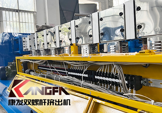 臨近年底，雙螺桿擠出機發(fā)貨忙,全力以赴為市場！