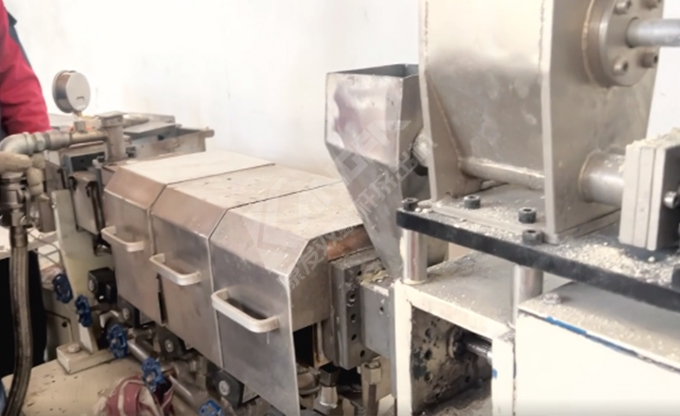 康發(fā)雙螺桿擠出機(jī)小型試驗(yàn)機(jī)又開(kāi)始轉(zhuǎn)動(dòng)啦！