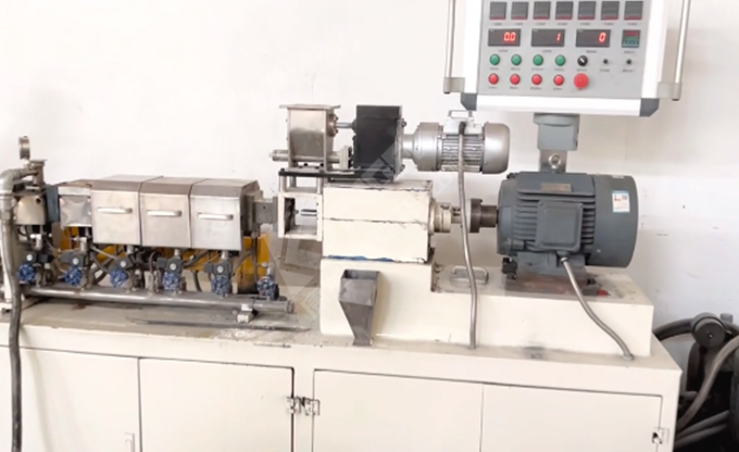 康發(fā)雙螺桿擠出機(jī)小型試驗(yàn)機(jī)又開(kāi)始轉(zhuǎn)動(dòng)啦！