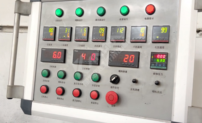 康發(fā)雙螺桿擠出機(jī)小型試驗(yàn)機(jī)又開(kāi)始轉(zhuǎn)動(dòng)啦！