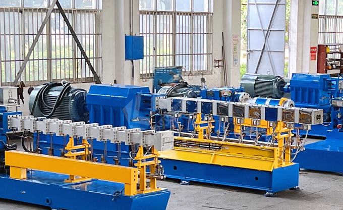 定期維護(hù)保養(yǎng)有效提升JSH-75雙螺桿擠出機(jī)系生產(chǎn)效率，確保雙螺桿設(shè)備的正常運(yùn)行！