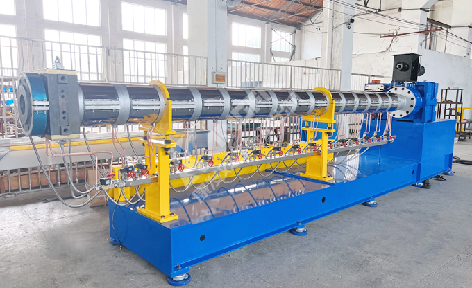 康發(fā)單螺桿擠出機(jī)組，包括主機(jī)一臺(tái)、水槽冷卻一套以及切粒機(jī)一套等，目前我司已調(diào)試完畢，整備發(fā)貨！