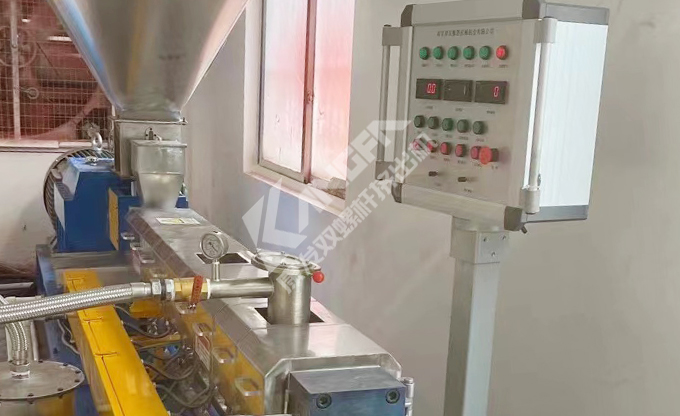 始于客戶需求，終于客戶滿意！康發(fā)雙螺桿擠出機(jī)設(shè)備調(diào)試！