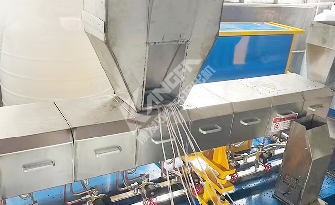 始于客戶需求，終于客戶滿意！康發(fā)雙螺桿擠出機(jī)設(shè)備調(diào)試！