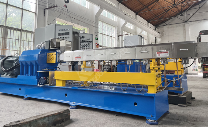 高扭矩、高精度，多種機(jī)型可供選擇——康發(fā)75雙螺桿擠出造粒設(shè)備