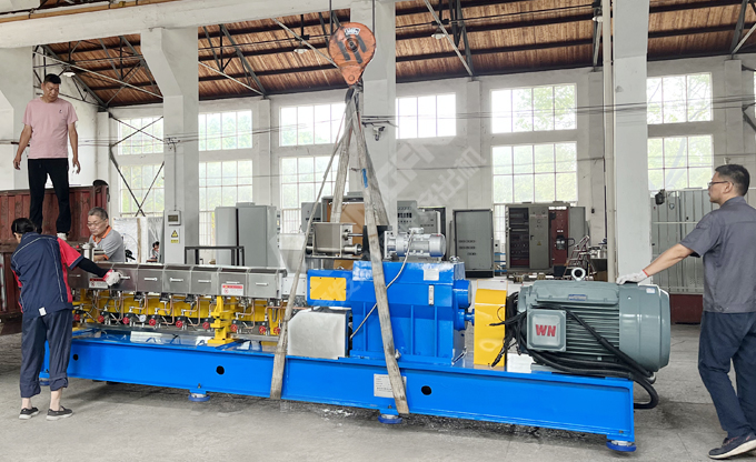 康發(fā)JSH-65雙螺桿擠出機組完成裝配與檢驗，裝車發(fā)往客戶項目場地。