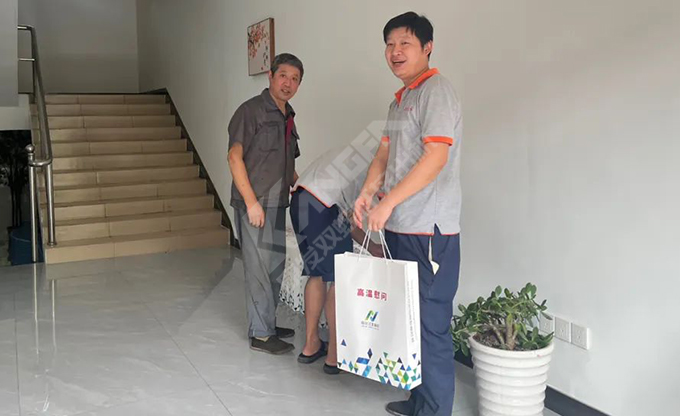 南京江北新區(qū)總工會深入康發(fā)雙螺桿擠出機(jī)一線開展“來高溫慰問”慰問活動!