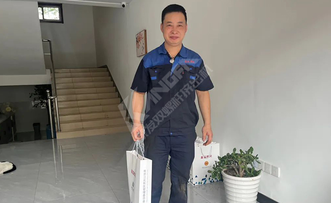 南京江北新區(qū)總工會深入康發(fā)雙螺桿擠出機(jī)一線開展“來高溫慰問”慰問活動!