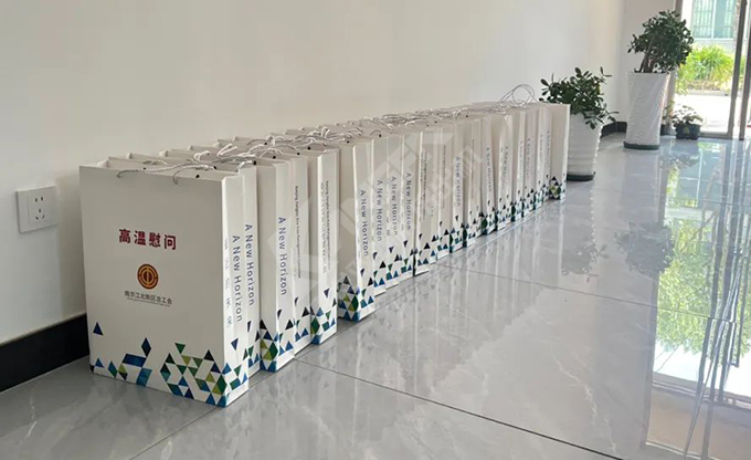 南京江北新區(qū)總工會深入康發(fā)雙螺桿擠出機(jī)一線開展“來高溫慰問”慰問活動!