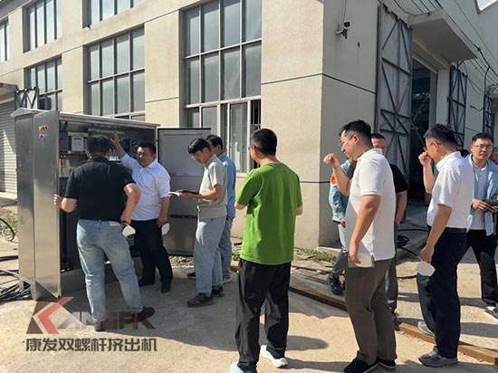 中石化石科院院長(zhǎng)李明豐率隊(duì)蒞臨康發(fā)雙螺桿擠出機(jī)調(diào)研廢塑料循環(huán)利用項(xiàng)目