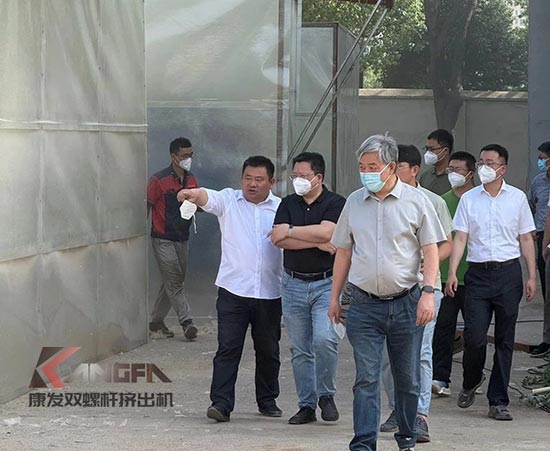 中石化石科院院長(zhǎng)李明豐率隊(duì)蒞臨康發(fā)雙螺桿擠出機(jī)調(diào)研廢塑料循環(huán)利用項(xiàng)目