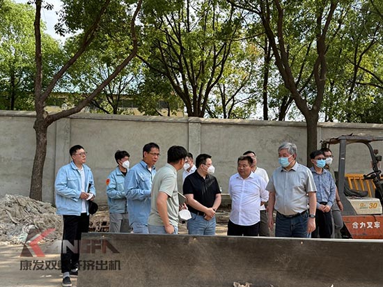 中石化石科院院長(zhǎng)李明豐率隊(duì)蒞臨康發(fā)雙螺桿擠出機(jī)調(diào)研廢塑料循環(huán)利用項(xiàng)目