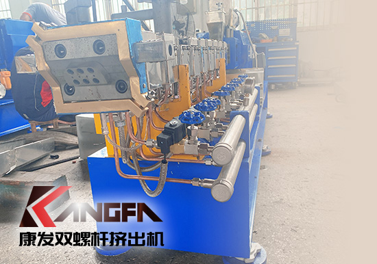 對沖疫情影響，著力把握業(yè)績增長新引擎！康發(fā)雙螺桿擠出機(jī)成套設(shè)備出口發(fā)貨中！