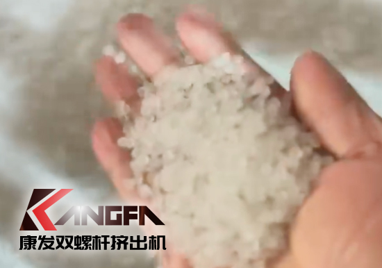 水下切粒雙螺桿擠出機機組安裝調(diào)試生產(chǎn)！深耕于雙螺桿擠出機行業(yè)！相信我們！您會獲取更大的利益！??！